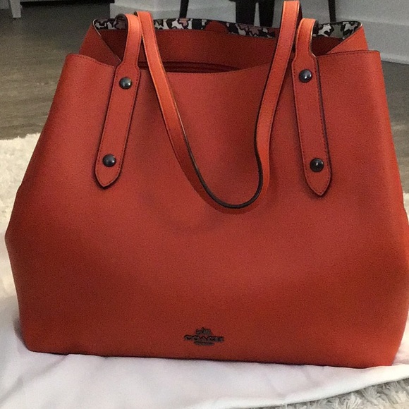 Coach Handbags - Coach shoulder tote - leather
